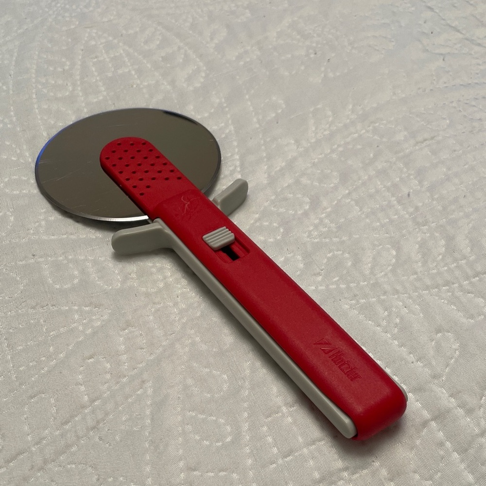HUTZLER Pizza Slice ‘n Serve Unique Pizza Cutter & Serving Tongs Gadget